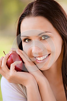 Mujer joven manzana 