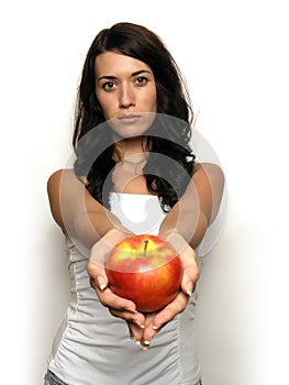 Mujer joven a manzana 
