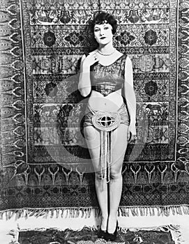 Giovane donna appena Vestito prima sospeso tappeto 