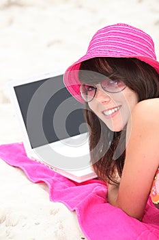 Mujer joven sobre el Playa 