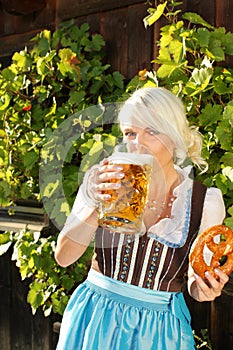 Young woman with beer glasses and bretzel