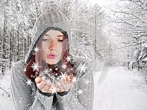 Giovane donna soffiando inverno 