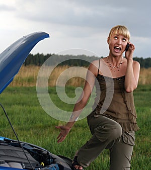 Mujer joven roto auto 