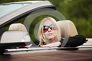 Mladý móda žena v sluneční brýle řízení kabriolet auto 