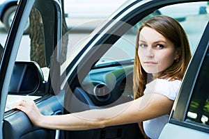 Mladá žena v auto 