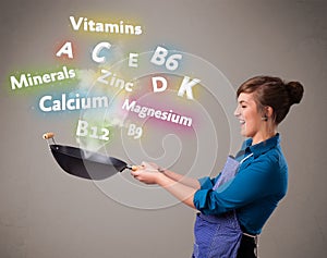 Giovane donna cucinando vitamine un minerali 