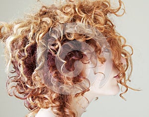 Mladá žena kučeravý farebný vlasy 