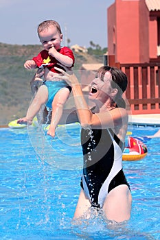 Mladá žena a v plávanie bazén 