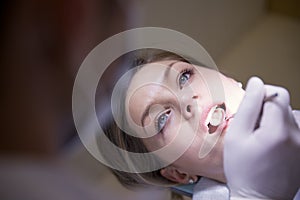 Giovane donna dentale clinica controllo denti igiene 