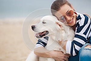 Mujer joven el perro sobre el abandonado Playa 