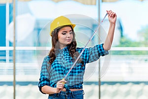 The young woman doing home improvements