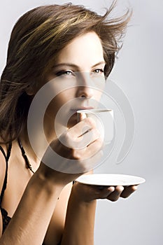 Mladá žena pitie káva 