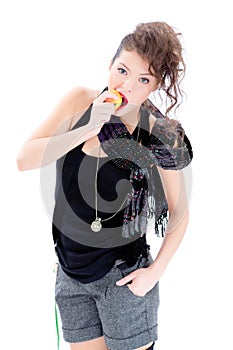 Young woman eating an aplle