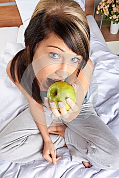 Young woman eating apple