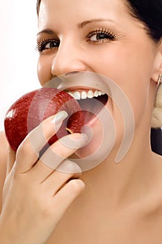 Young woman eating apple