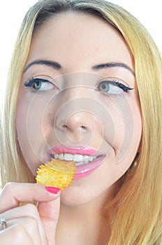 Young woman eating crisps