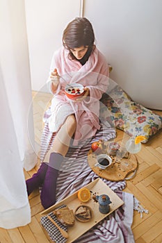 Young woman eating healthy breakfast.