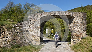 Radfahren durch das Rotes Tor, Spitz an der Donau, Wachau, Niederosterreich, Austria