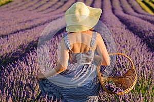 Mujer joven tiene en lavanda sobre el soleado 