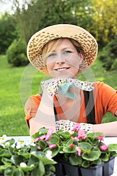 Mujer joven jardinería 