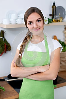 Giovane donna verde un grembiule è un comune cucinando la cucina 