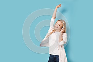 Young woman with headphones listens to the music