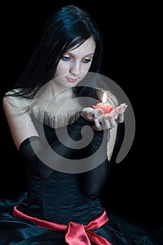 Mladá žena držanie sviečka 