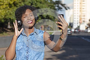 Young woman holding a cellphone to take a photo