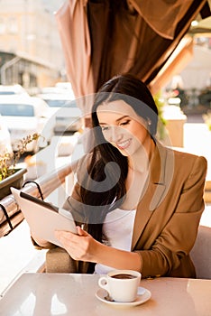 Young woman holding digitale tablet in cafe