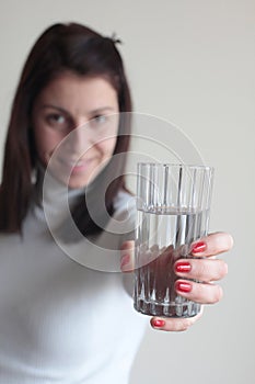 Mujer joven posesión taza Agua 