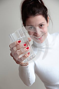 Mujer joven posesión vaso 