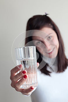 Mujer joven posesión taza Agua 