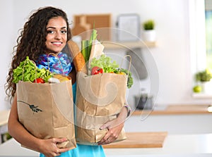 Giovane donna possesso negozio di alimentari borsa 