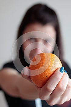 Mujer joven posesión naranja 
