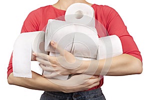 Mladá žena velký stoh z záchod papír rohlíky. přes spotřebitel společnost 
