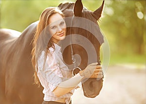 Giovane donna un cavallo 