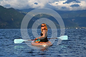 Mujer joven en kayac 