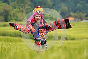 Mujer joven en tradicional traje sobre el 