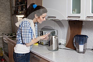 Woman looks at the teapot if there is an inscription