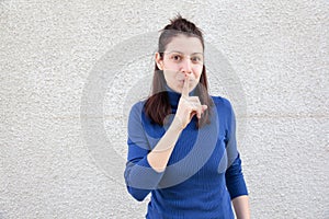 Mujer joven creación silencio 