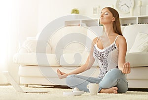 Mujer joven meditación 