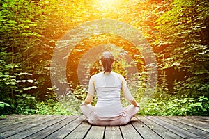Giovane donna meditazione foresta contemplazione salutare respirazione 