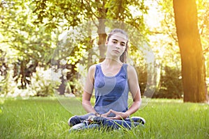 Mladá žena meditace v příroda 