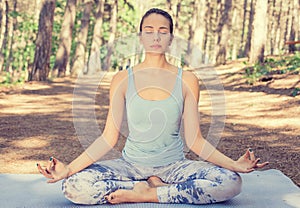 Mladá žena meditácia vonku na jar leto 