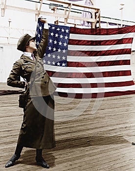 Mujer joven en militar uniforme posesión arriba Americano bandera 