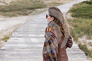 Mujer joven afuera retrato sobre el ventoso 