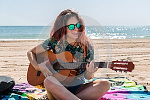 Junge frau auf der Strand 