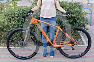 Mujer joven posando sobre el calles deporte estilo una foto 