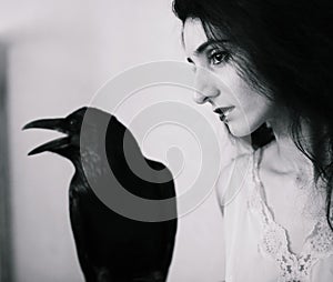 Mujer joven cuervo 
