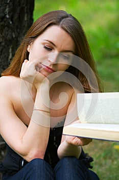 Mladá žena čtení kniha 